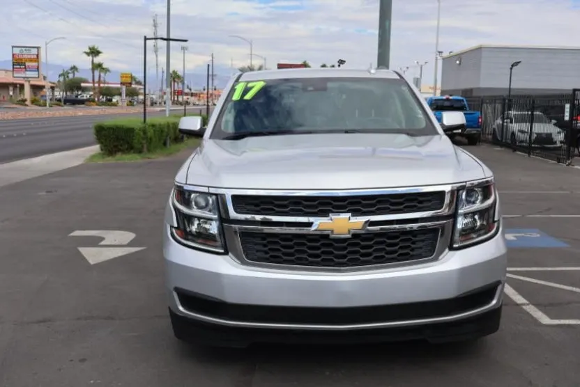 2017 Chevrolet Suburban LT photo 1