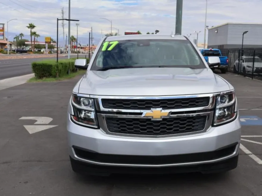 2017 Chevrolet Suburban LT photo 1