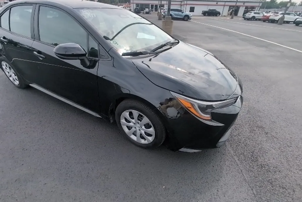 2024 Toyota Corolla LE photo 1
