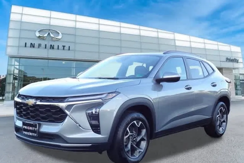 2024 Chevrolet Trax LT photo 1