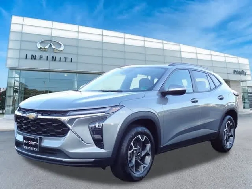 2024 Chevrolet Trax LT photo 1