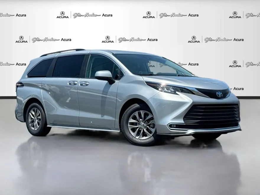 2023 Toyota Sienna XLE photo 1