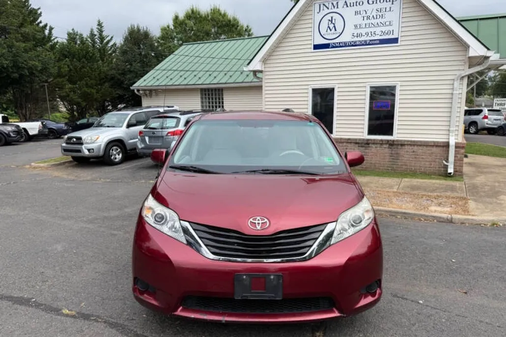 2011 Toyota Sienna LE photo 1
