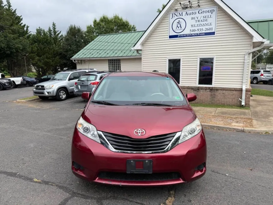 2011 Toyota Sienna LE photo 1