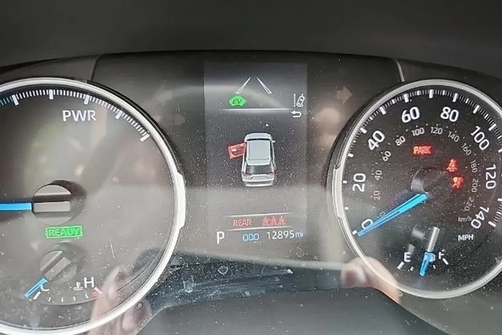 2022 Toyota RAV4 Hybrid LE photo 1