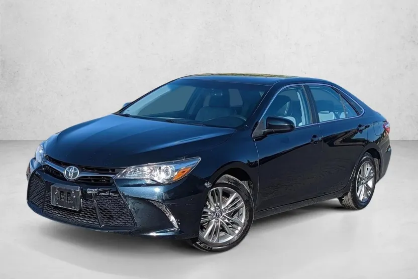 2015 Toyota Camry SE photo 1