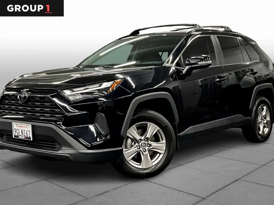 2023 Toyota RAV4 XLE photo 1