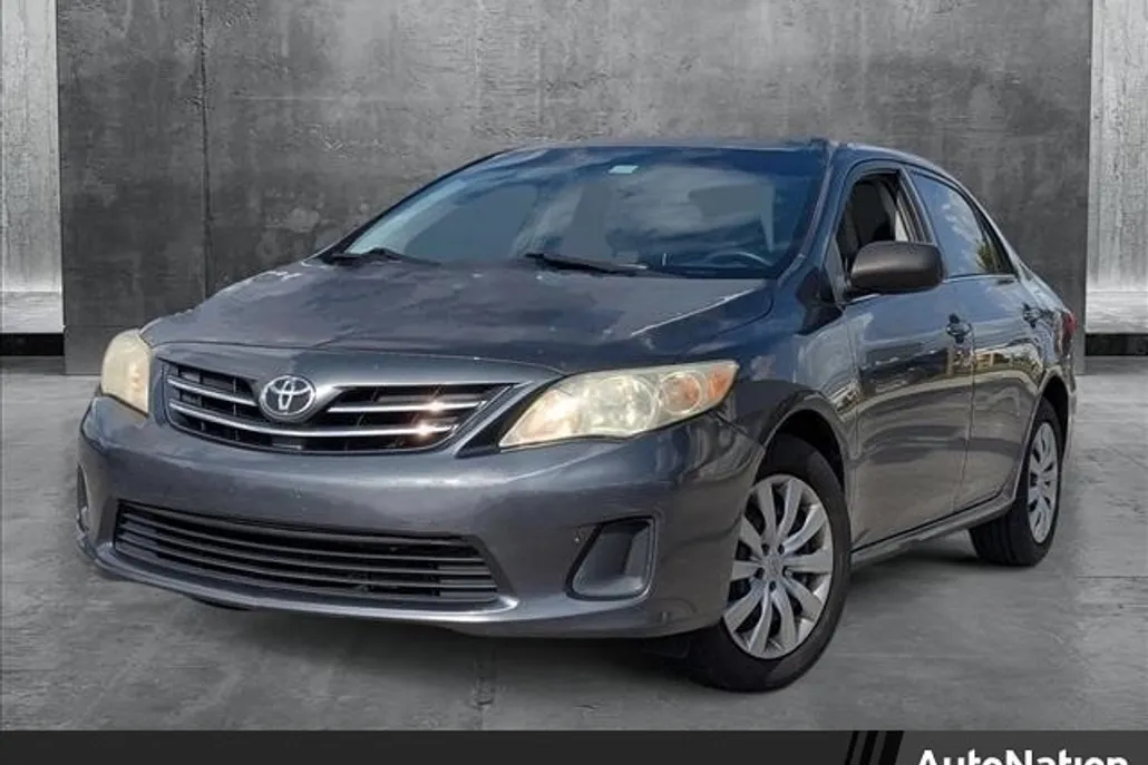 2013 Toyota Corolla LE photo 1