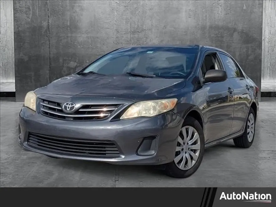 2013 Toyota Corolla LE photo 1