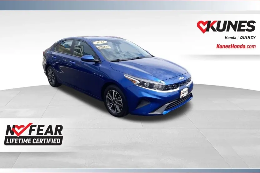 2023 Kia Forte LXS photo 1