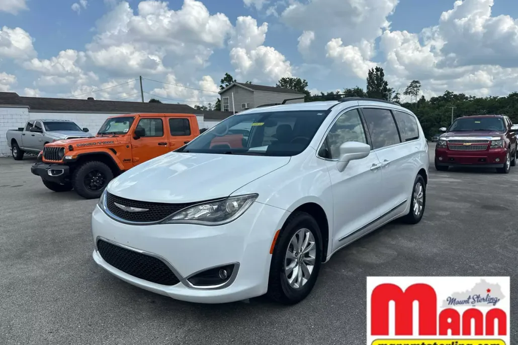 2017 Chrysler Pacifica Touring L photo 1