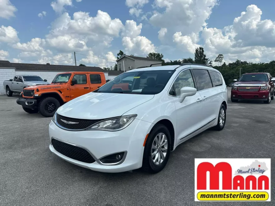 2017 Chrysler Pacifica Touring L photo 1