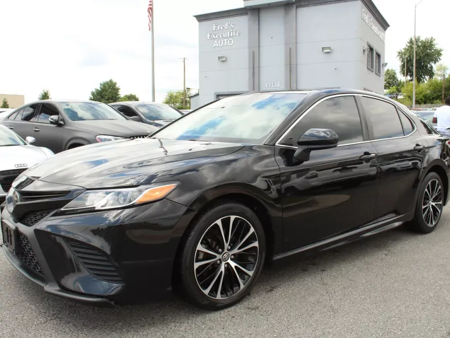 2018 Toyota Camry SE photo 1