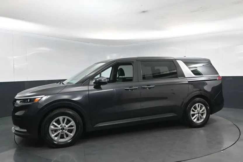 2024 Kia Carnival LX photo 1