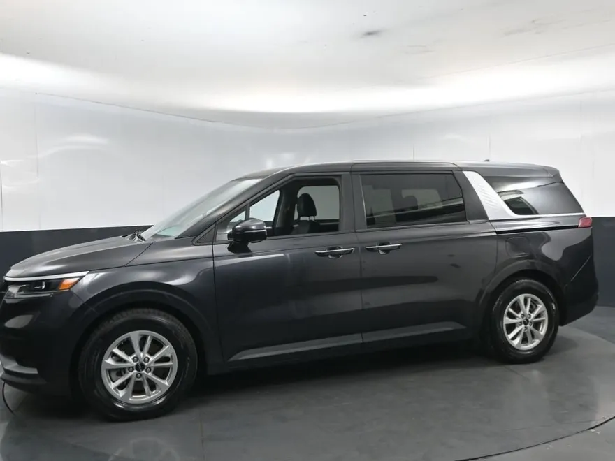 2024 Kia Carnival LX photo 1