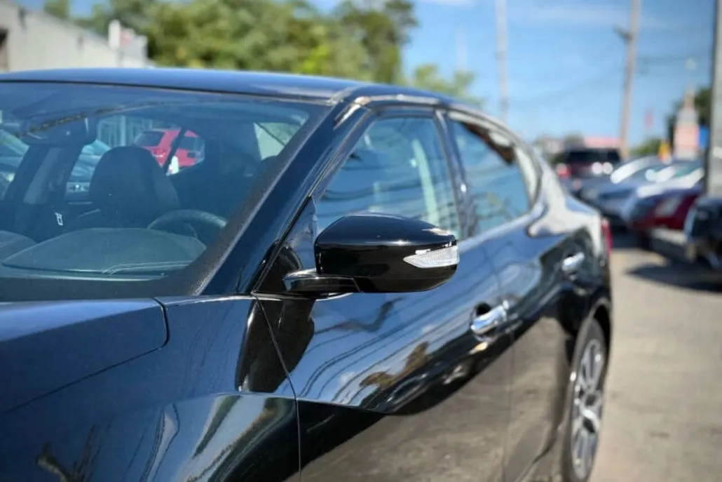 2017 Nissan Maxima SV photo 1
