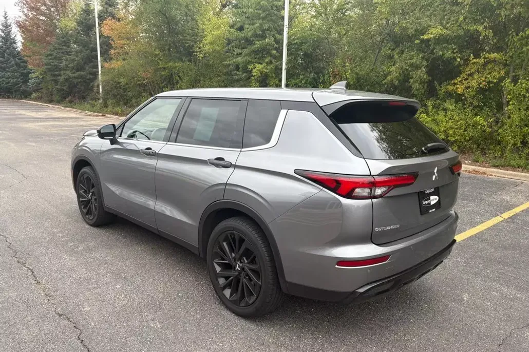 2022 Mitsubishi Outlander Black Edition photo 1