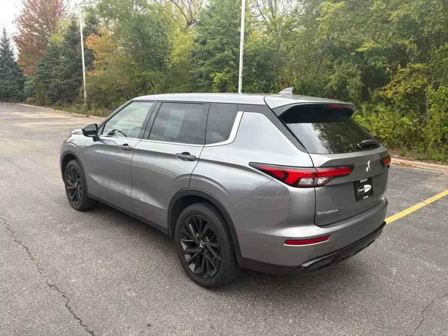 2022 Mitsubishi Outlander Black Edition photo 1