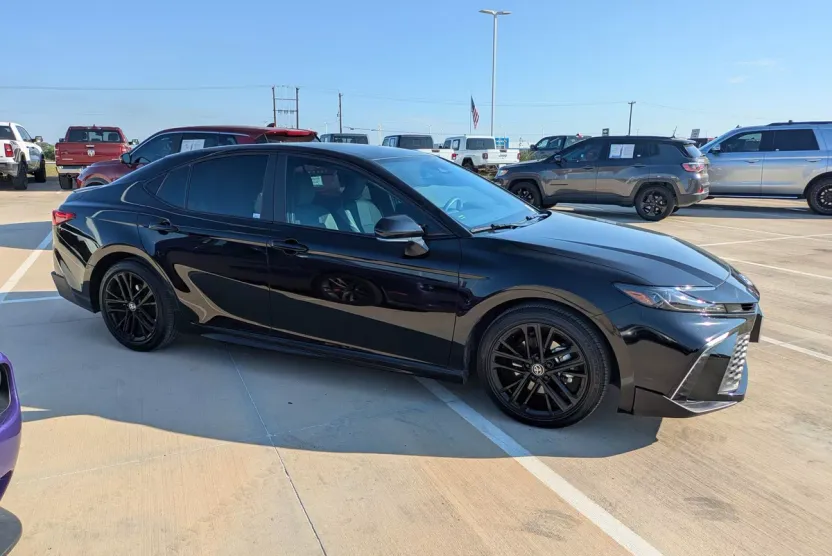 2025 Toyota Camry SE photo 1