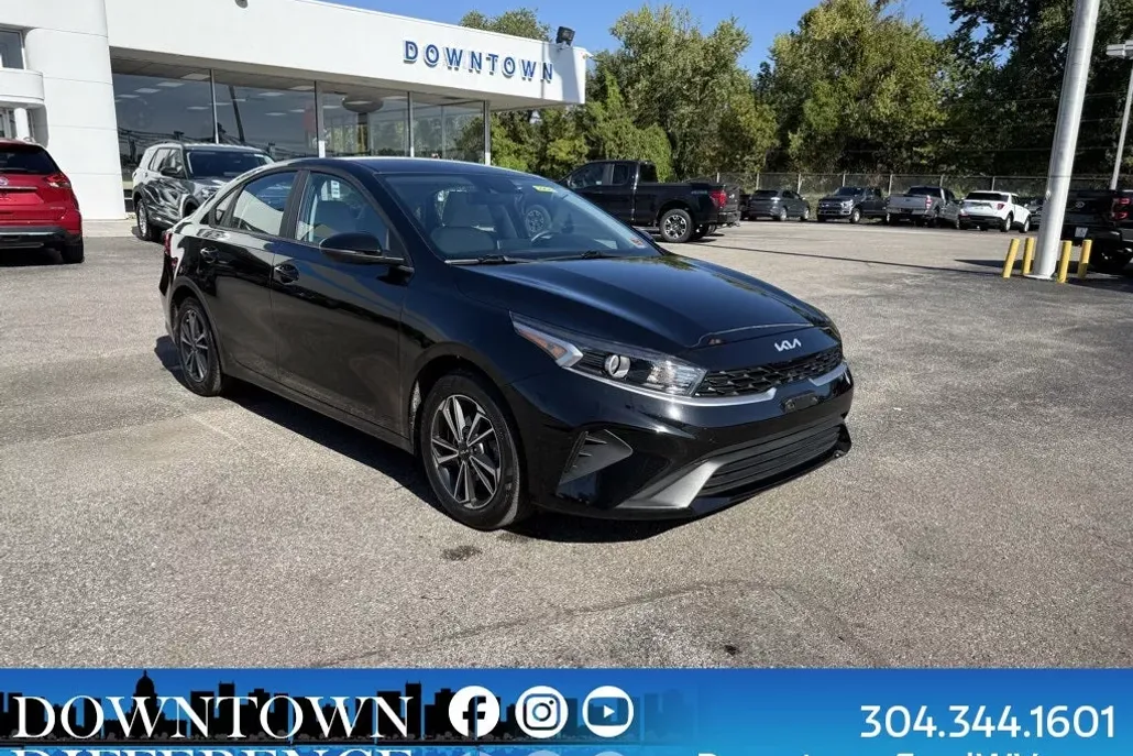 2023 Kia Forte LXS photo 1