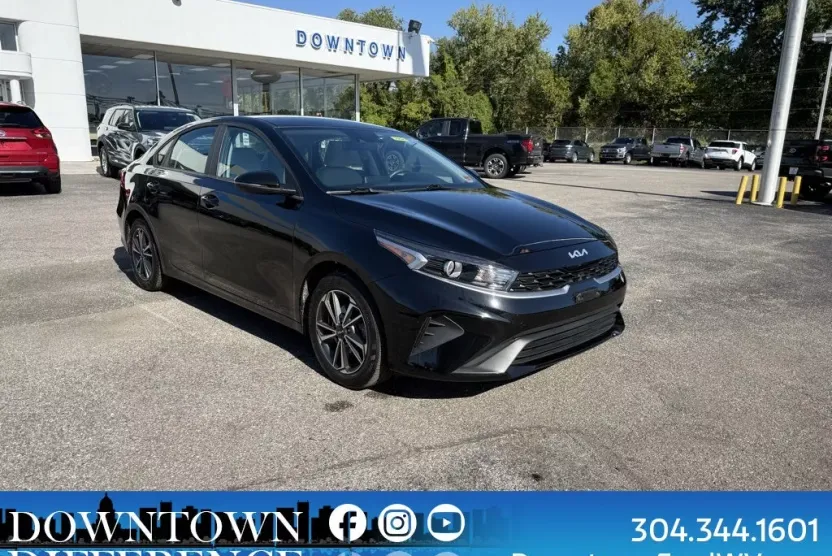 2023 Kia Forte LXS photo 1