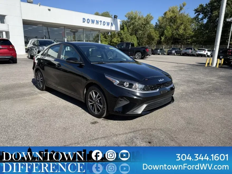 2023 Kia Forte LXS photo 1