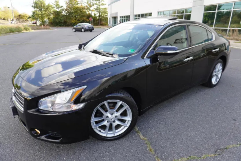 2010 Nissan Maxima SV photo 1