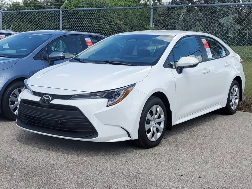 2025 Toyota Corolla LE photo 1