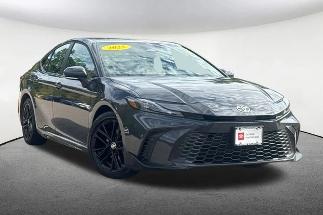 2025 Toyota Camry SE photo 1