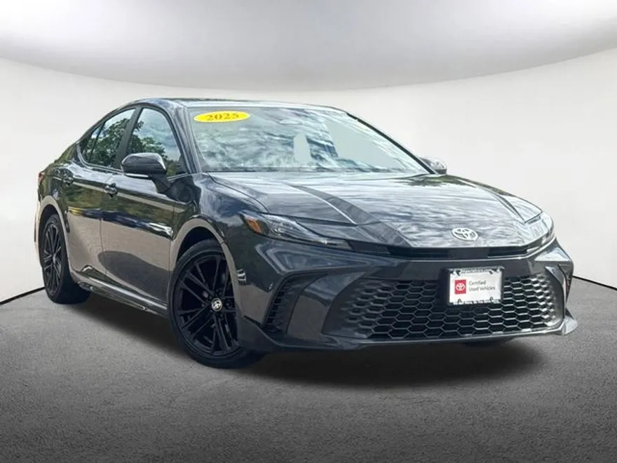 2025 Toyota Camry SE photo 1