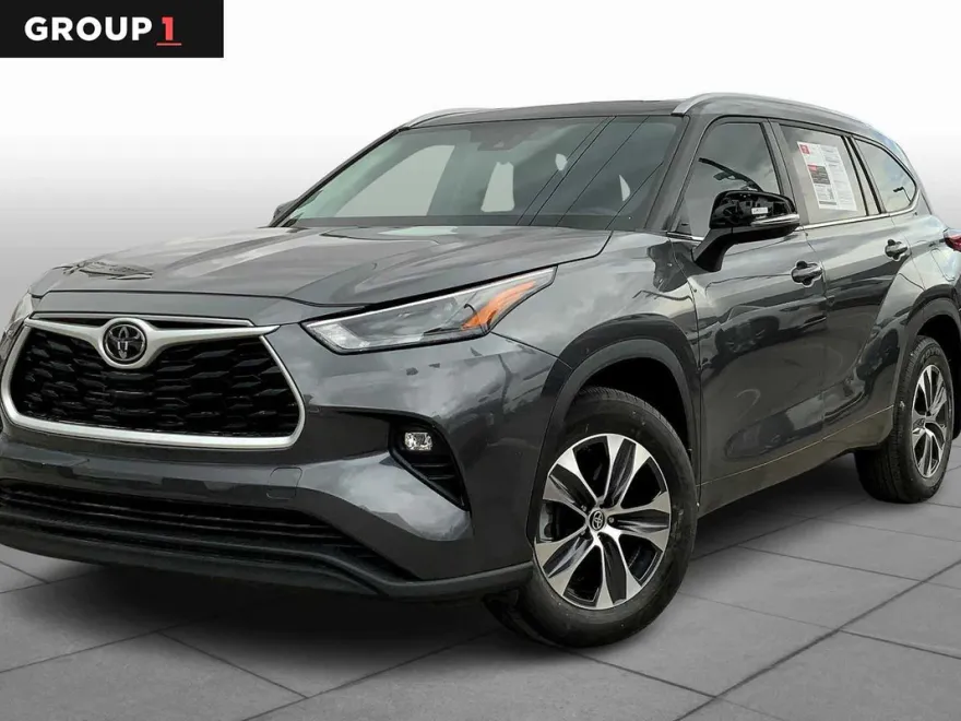 2023 Toyota Highlander XLE photo 1