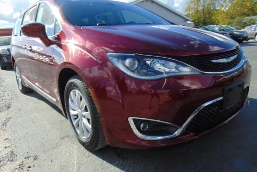 2017 Chrysler Pacifica Touring L photo 1