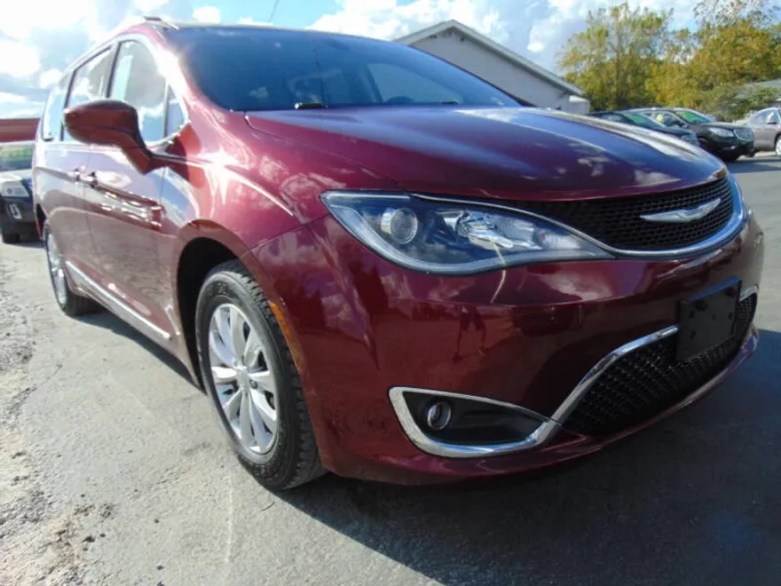 2017 Chrysler Pacifica Touring L photo 1