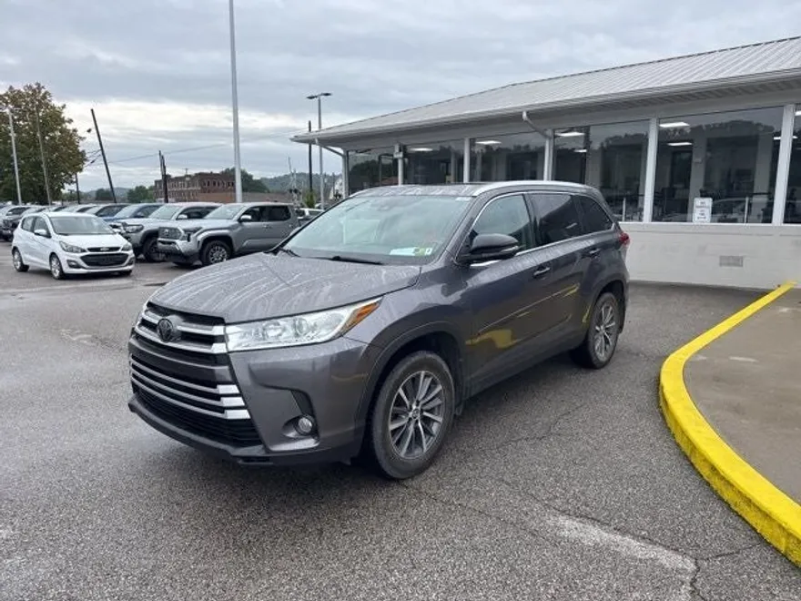 2019 Toyota Highlander XLE photo 1