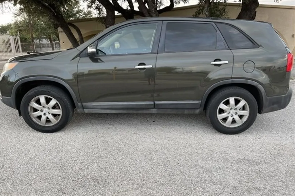 2011 Kia Sorento Base photo 1