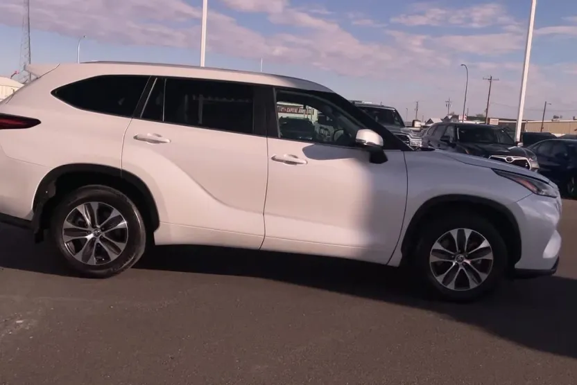2024 Toyota Highlander XLE photo 1