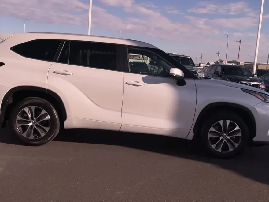 2024 Toyota Highlander XLE photo 1