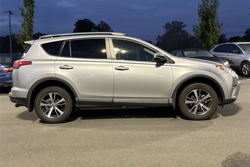 2018 Toyota RAV4 XLE photo 1