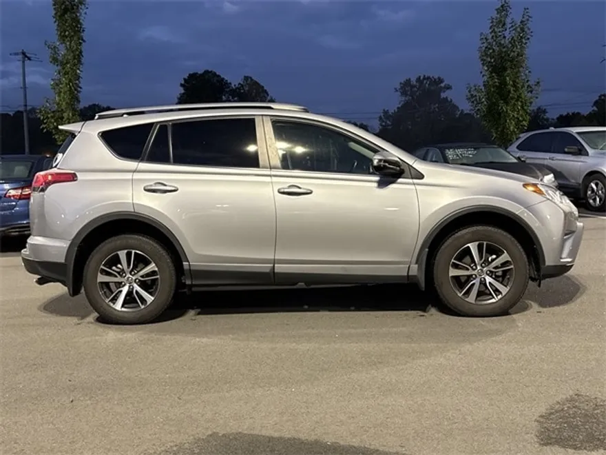 2018 Toyota RAV4 XLE photo 1