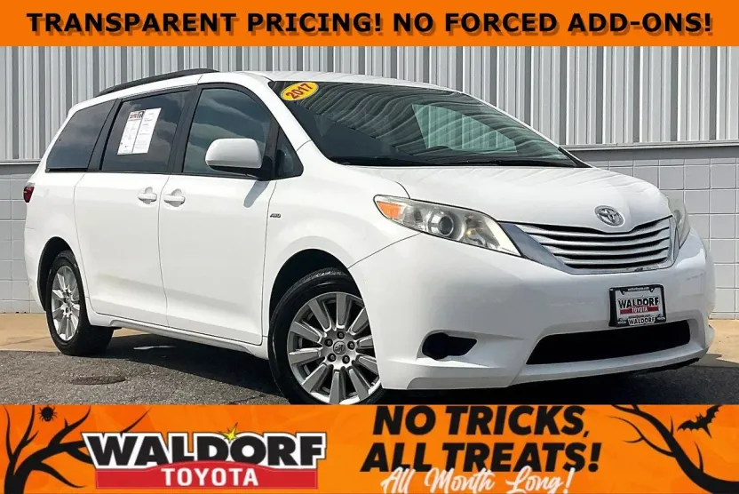 2017 Toyota Sienna LE photo 1