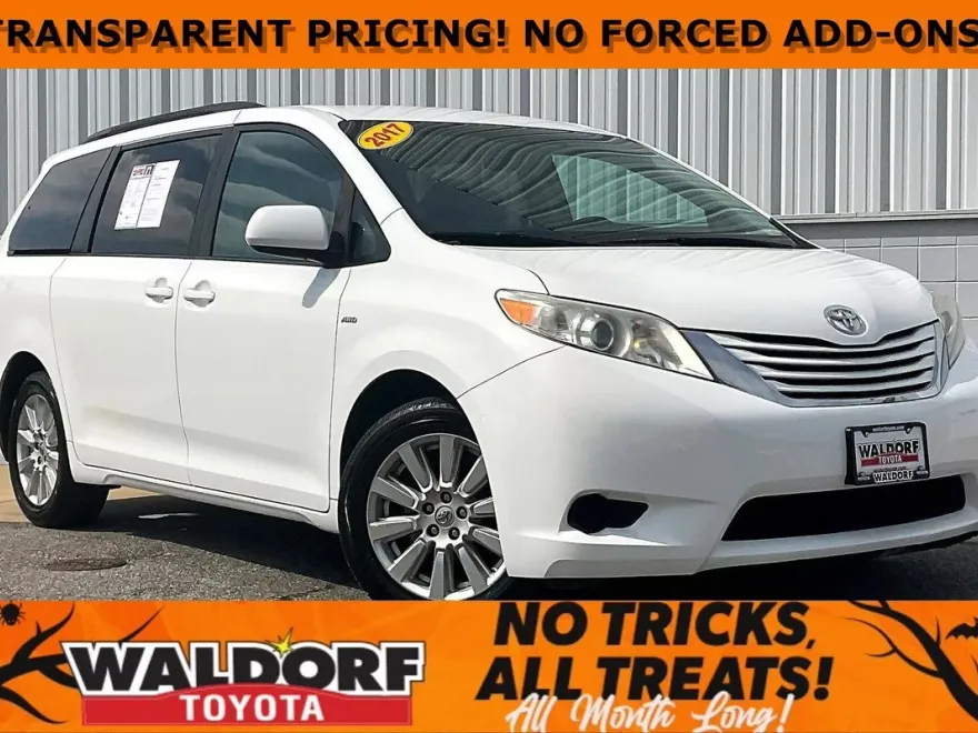 2017 Toyota Sienna LE photo 1