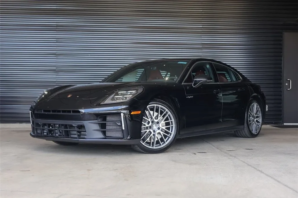 2025 Porsche Panamera E-Hybrid 4 photo 1
