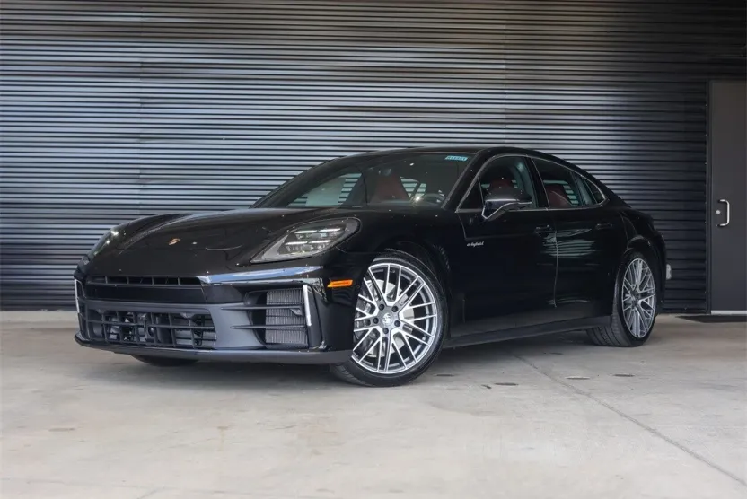2025 Porsche Panamera E-Hybrid 4 photo 1