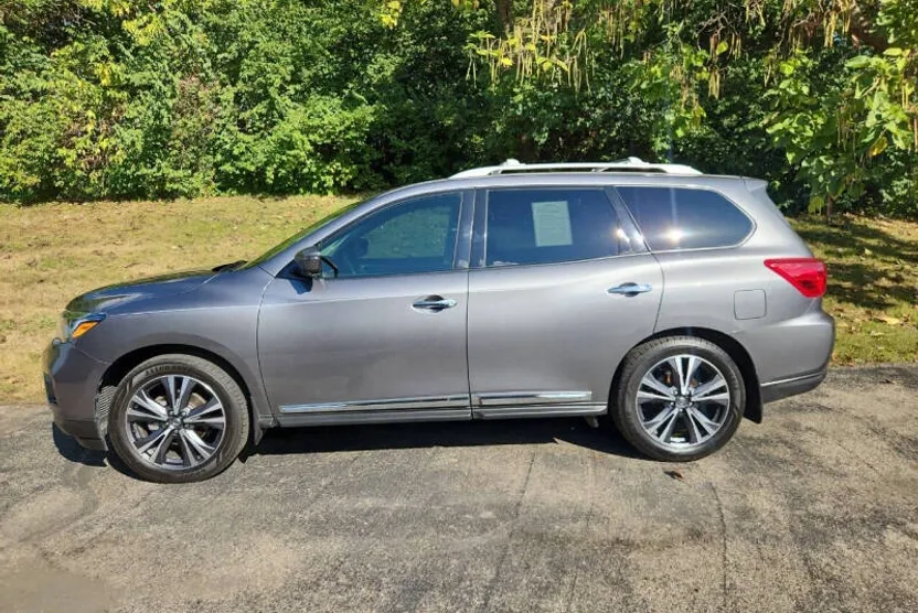 2019 Nissan Pathfinder Platinum photo 1