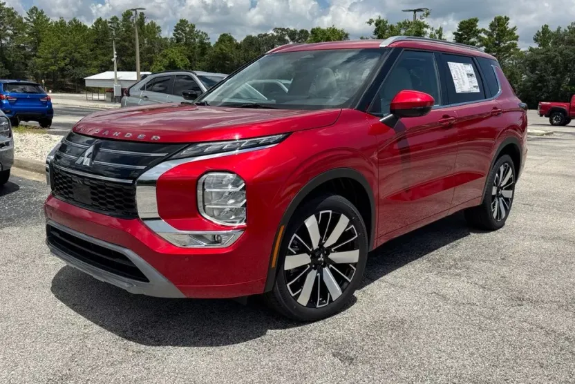 2025 Mitsubishi Outlander SEL photo 1