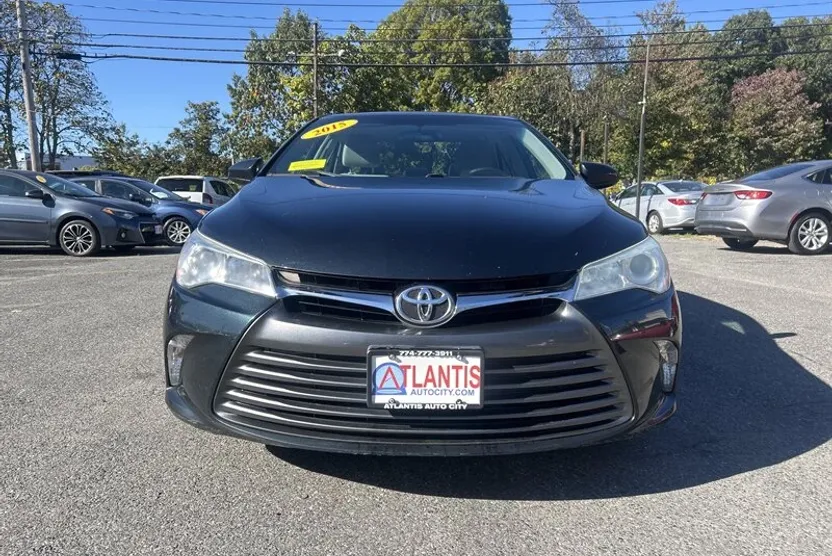 2015 Toyota Camry SE photo 1