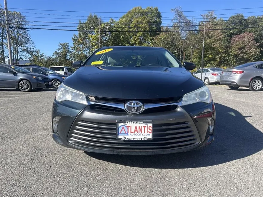 2015 Toyota Camry SE photo 1