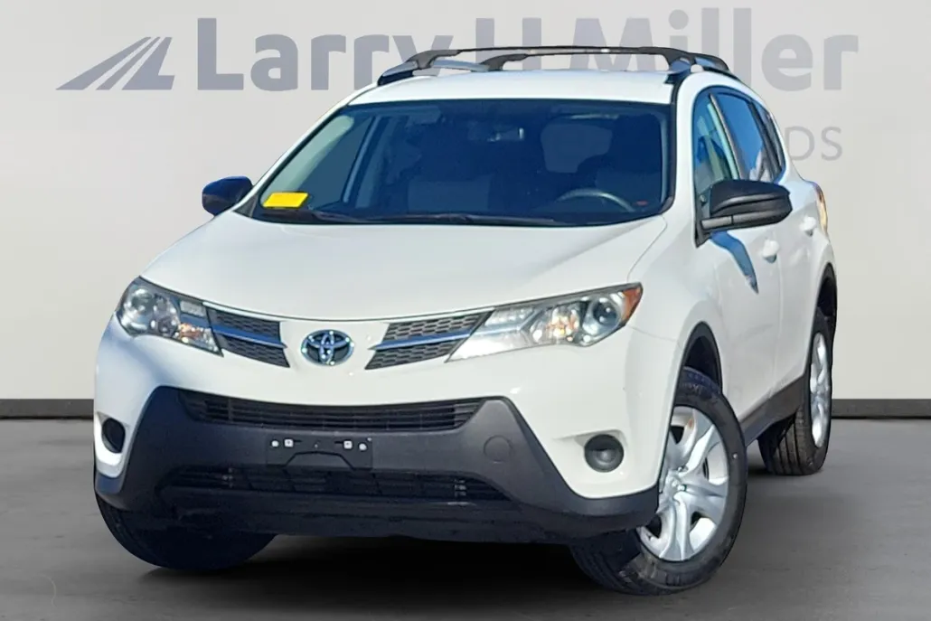 2015 Toyota RAV4 LE photo 1
