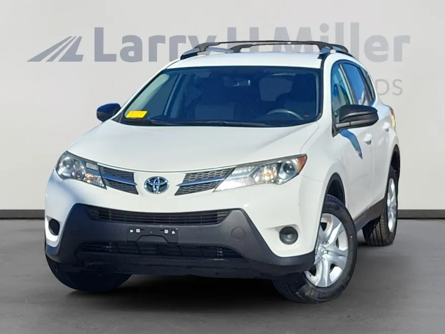 2015 Toyota RAV4 LE photo 1