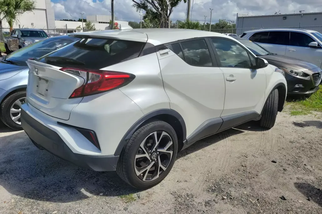 2021 Toyota C-HR XLE photo 1
